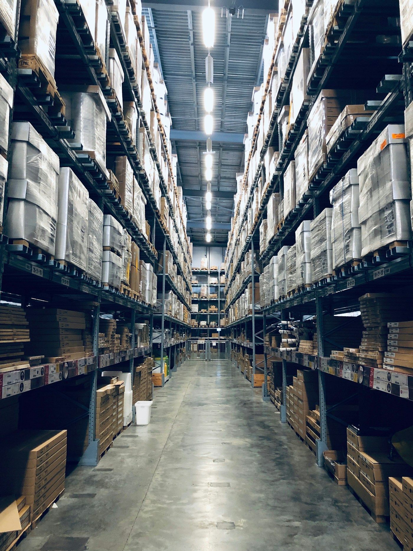 仓储货架业务场景 / Illustrative warehouse operations
